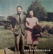 躺正在病床上招待